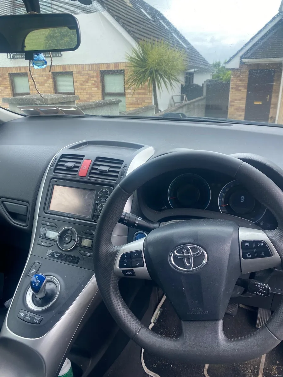 Toyota Auris 2012 - Image 2