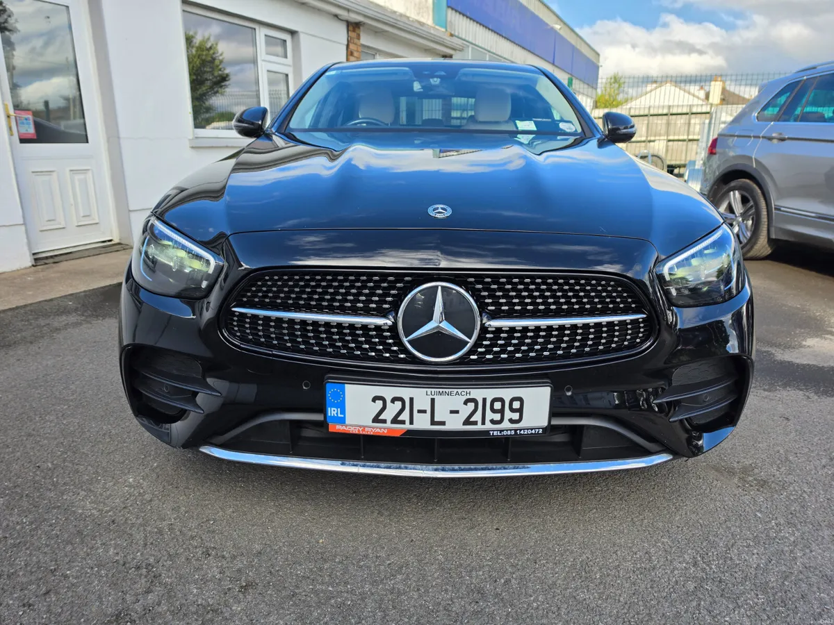 2022 Mercedes-Benz E300e PHEV AMG Line - Image 4