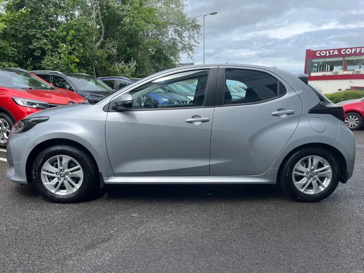Toyota Yaris 1.5 PETROL HYBRID LUNA AUTO - Image 4