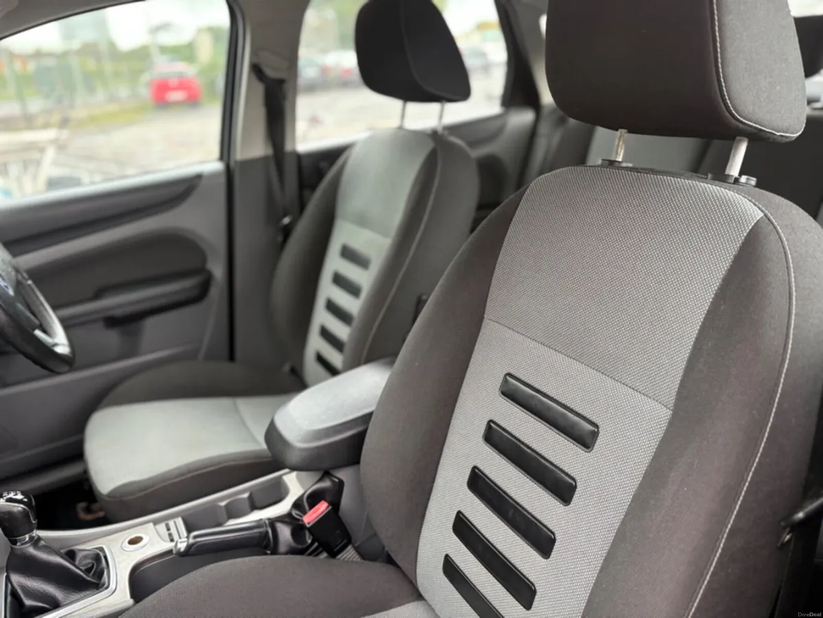 Ford Focus ZETEC 1.4 5SPEED 5DR - Image 3
