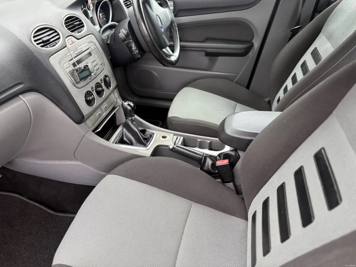 Ford Focus ZETEC 1.4 5SPEED 5DR - Image 2