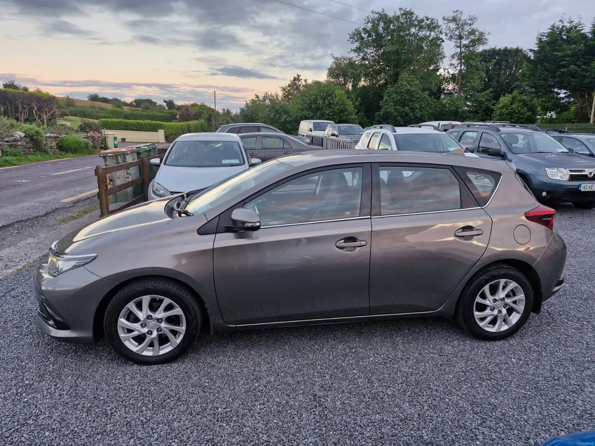 Toyota Auris 2017 - Image 2