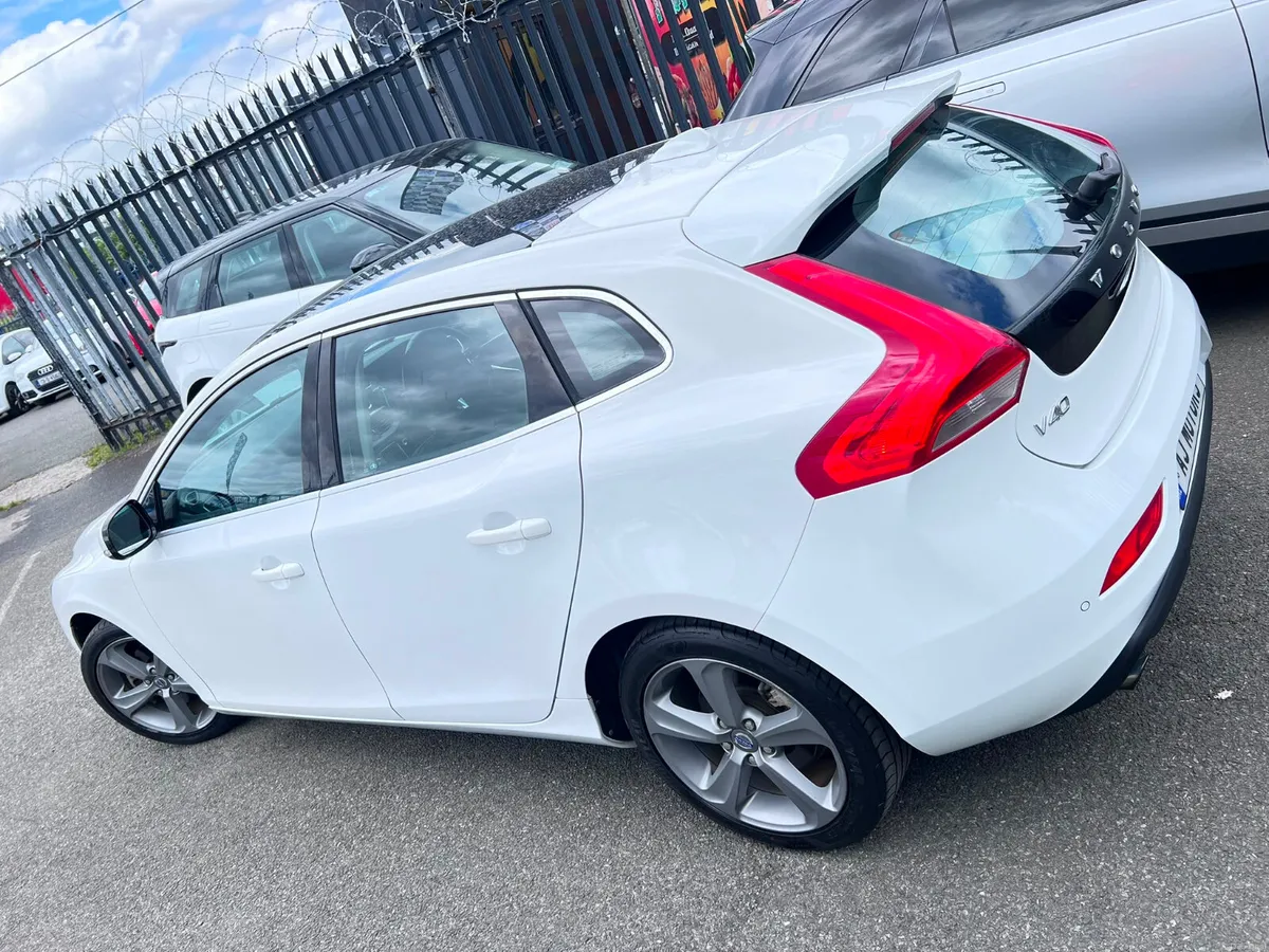 VOLVO V40 1.6 GLASS ROOF AUTO - Image 4