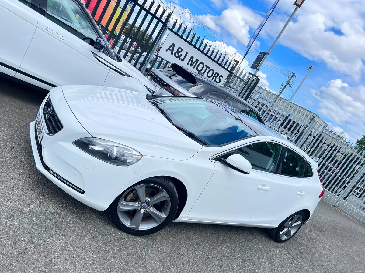 VOLVO V40 1.6 GLASS ROOF AUTO - Image 2