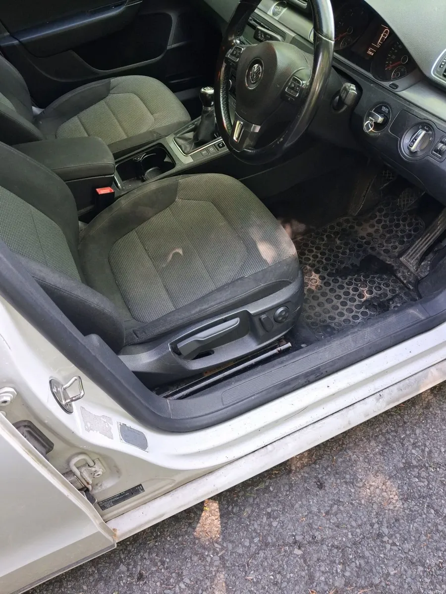 Volkswagen Passat 2011 - Image 4