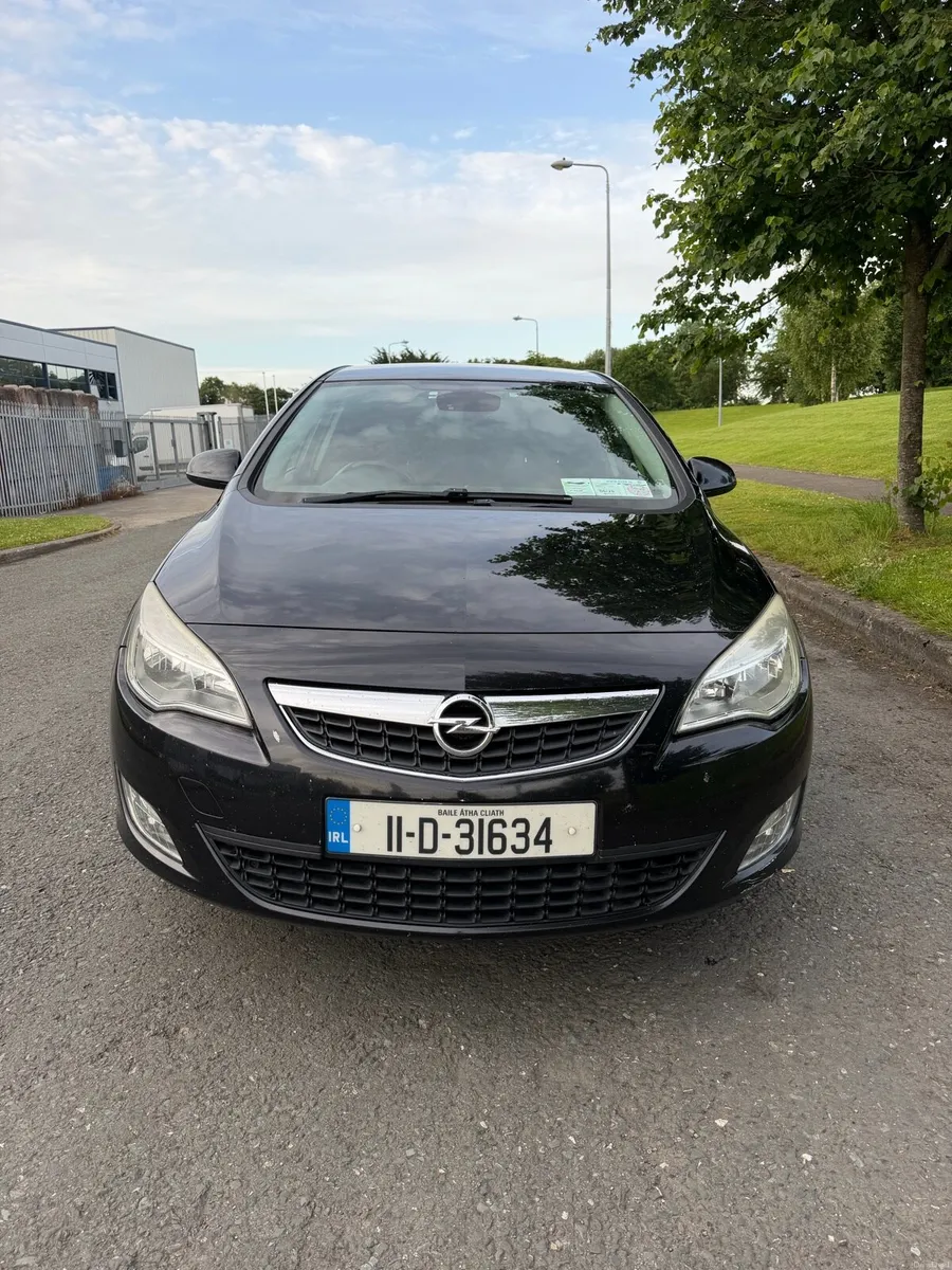 Opel Astra J SE 2011 - Image 2