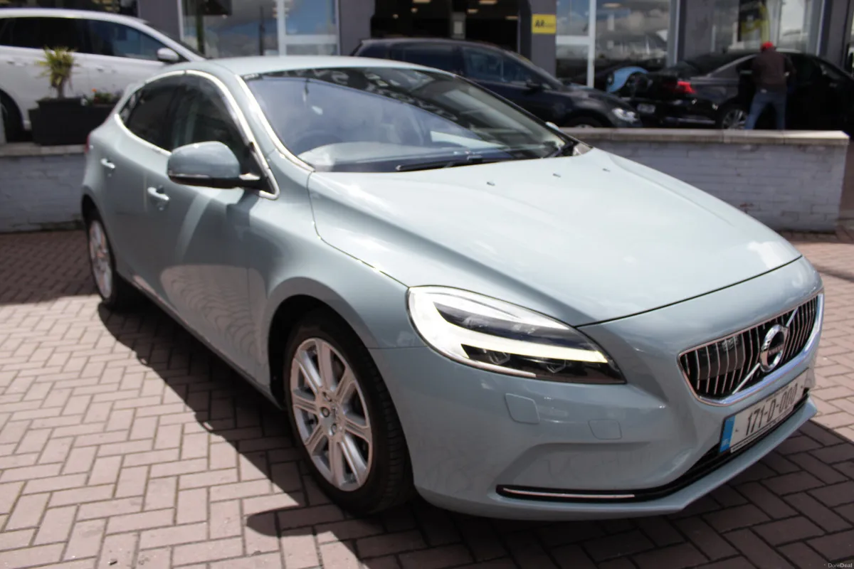 2017 VOLVO V40 T3 - Image 2