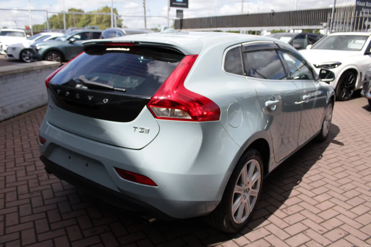 2017 VOLVO V40 T3 - Image 4