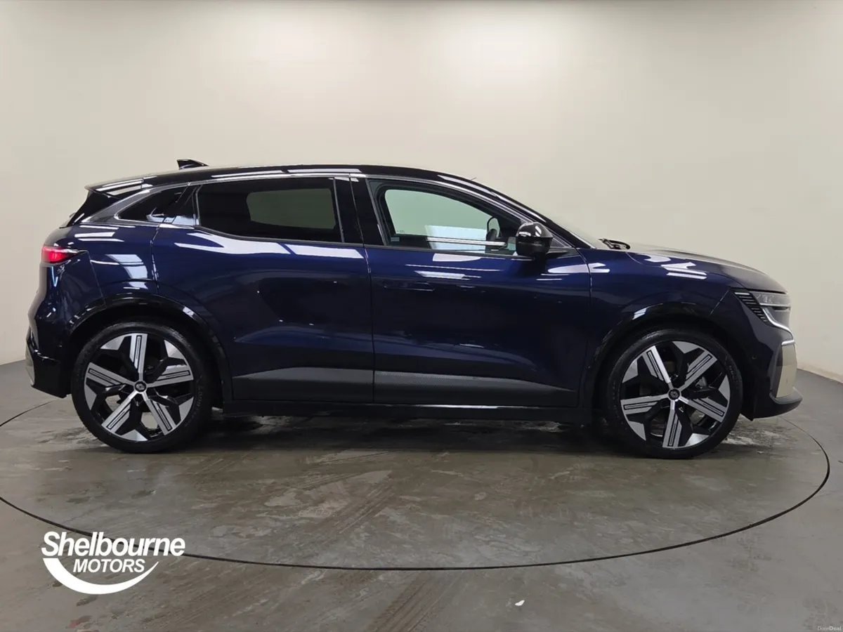 Renault Megane E-Tech Hatchback Iconic - Image 3