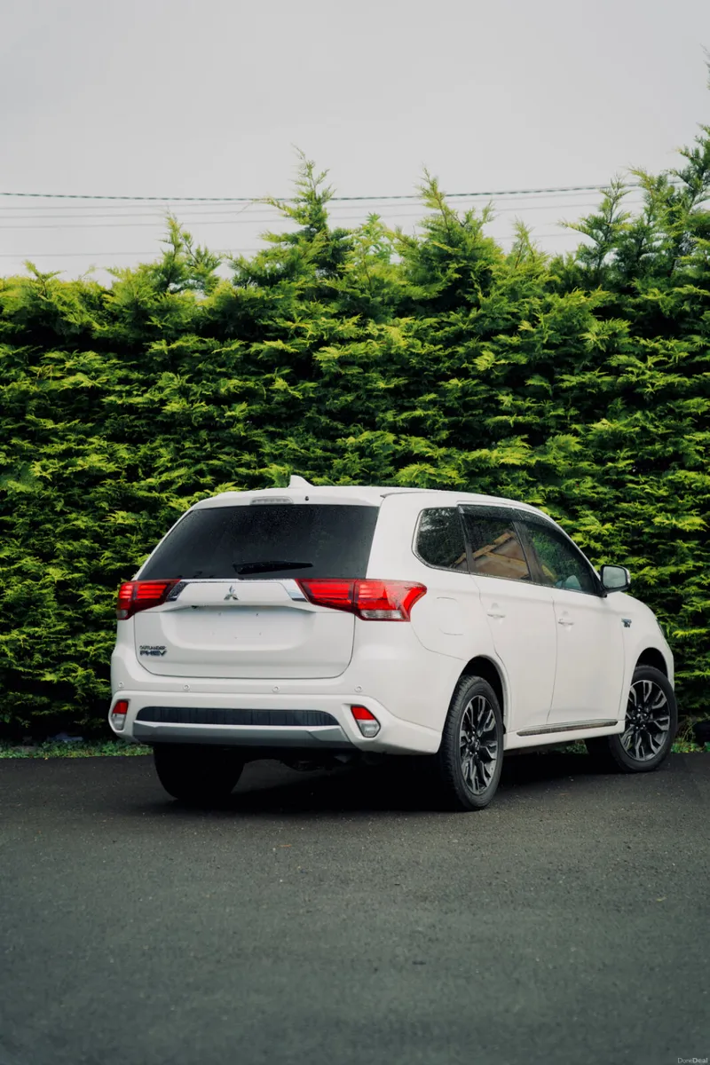 Mitsubishi Outlander 2.4 PHEV G 2018 - Image 3