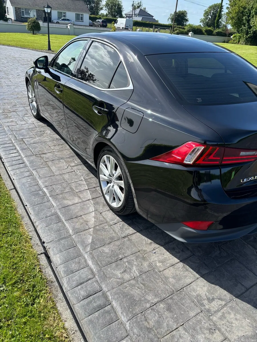 Lexus IS300h - Image 3