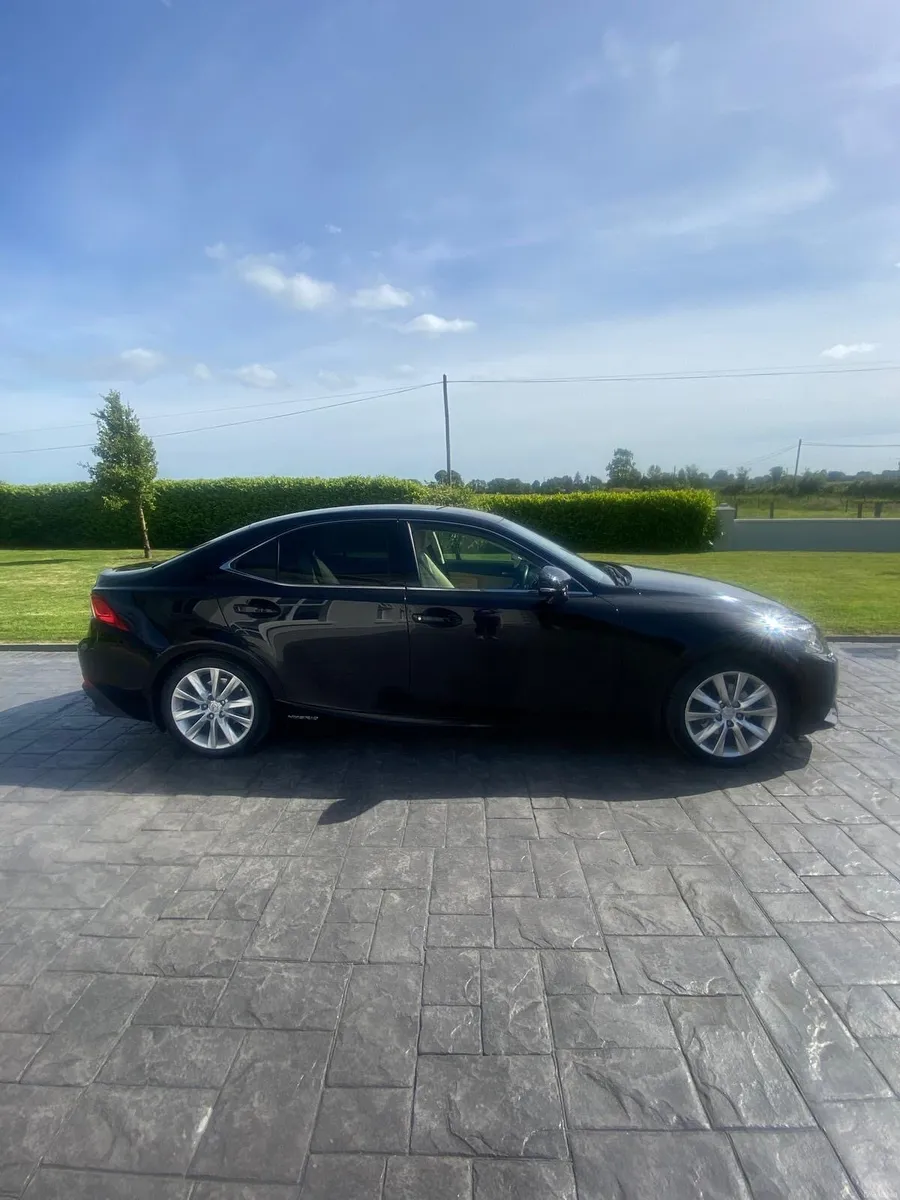 Lexus IS300h - Image 4