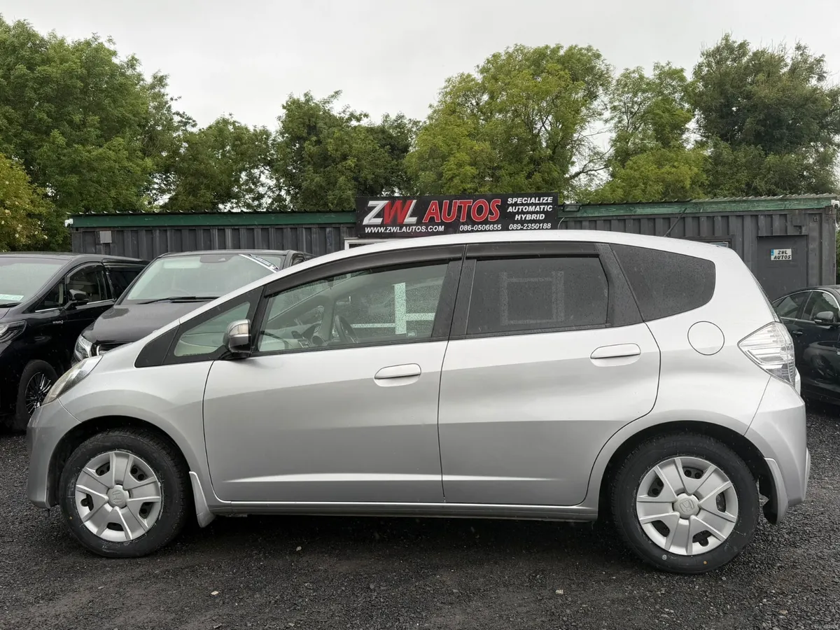 11 Honda Fit  HYBRID - Image 4