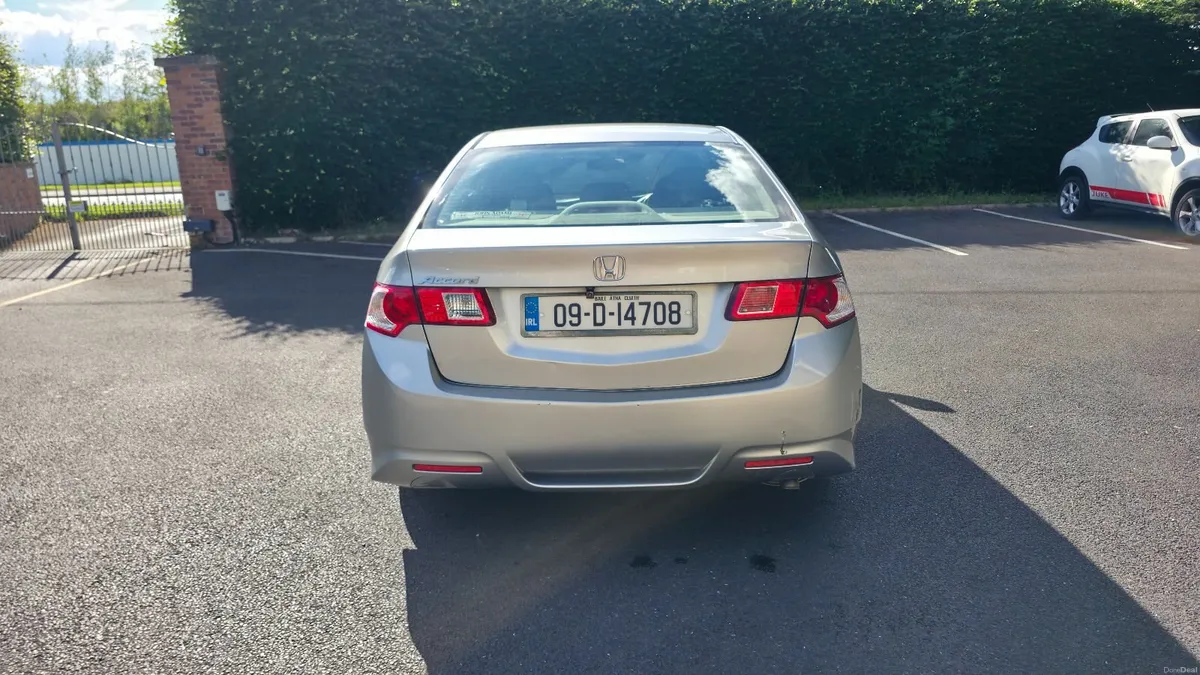 Honda Accord 2009 - Image 2
