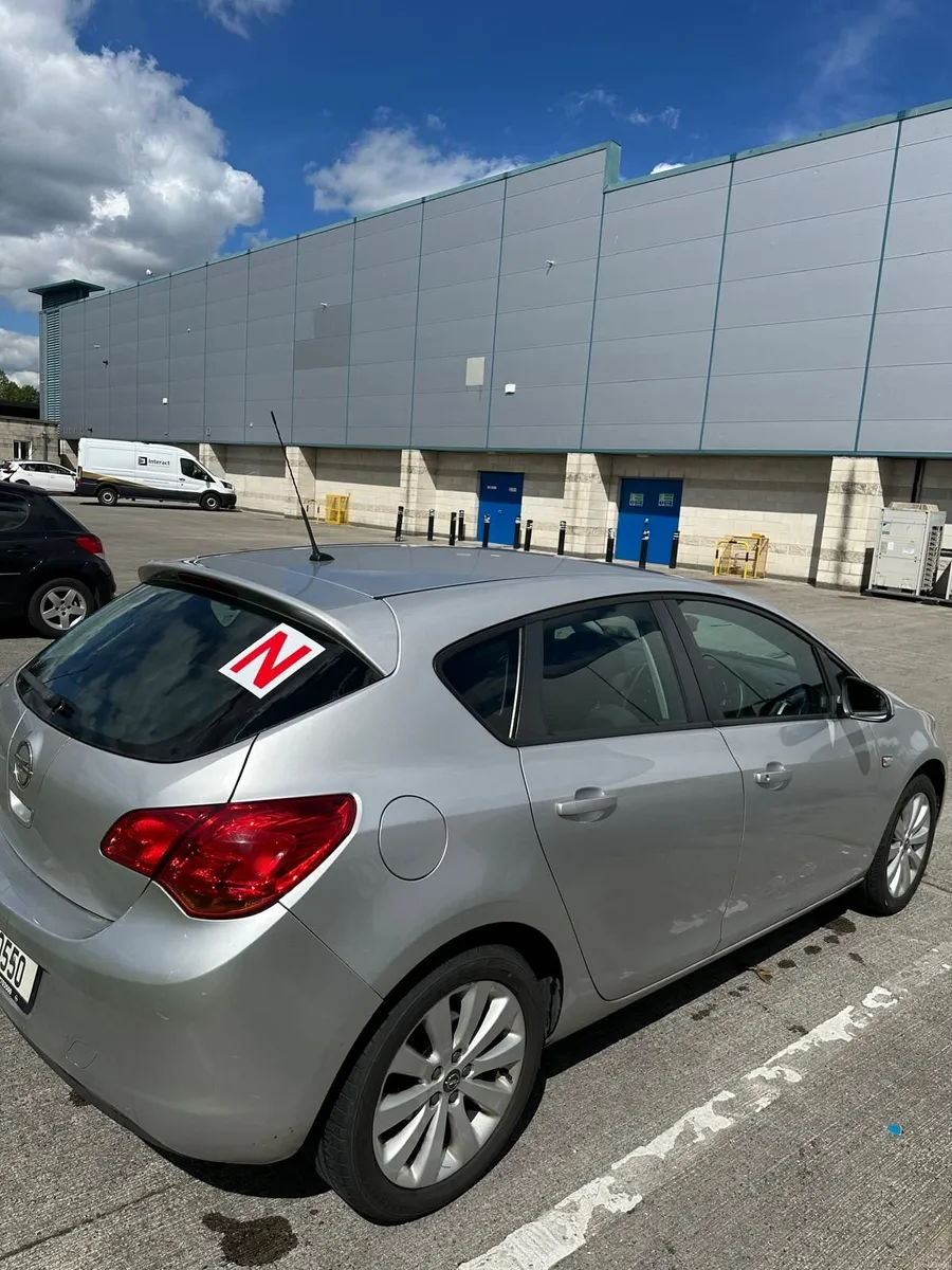 Opel Astra 2011 - Image 3