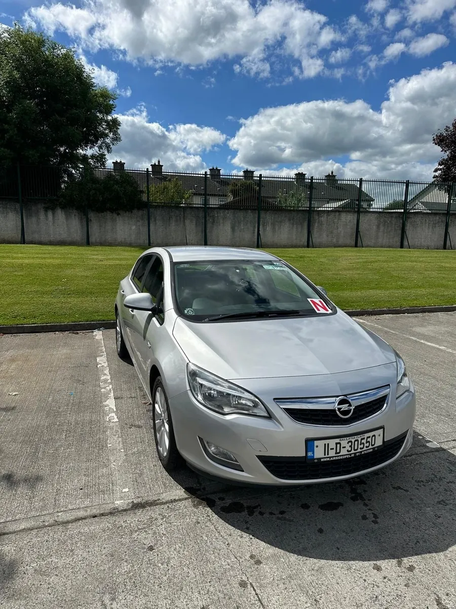 Opel Astra 2011 - Image 1