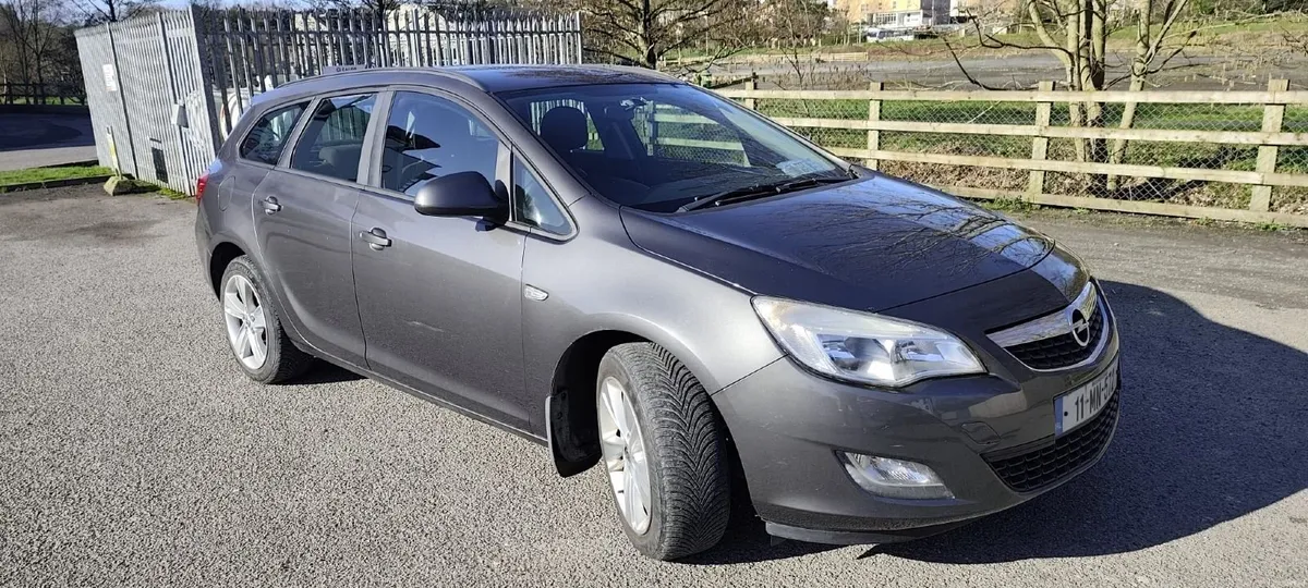 Opel Astra 2011 - Image 1
