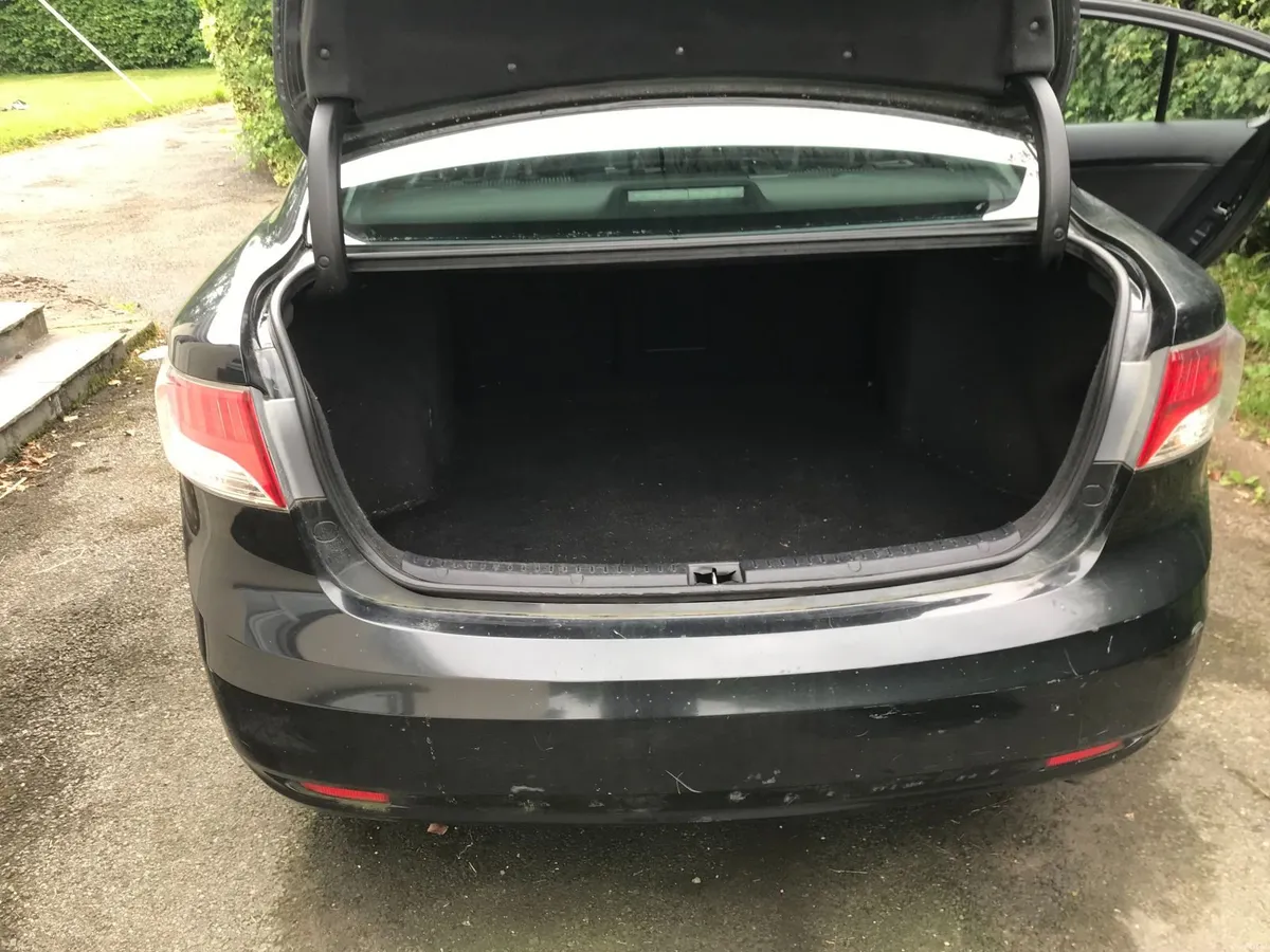 Toyota Avensis 2010 - Image 2