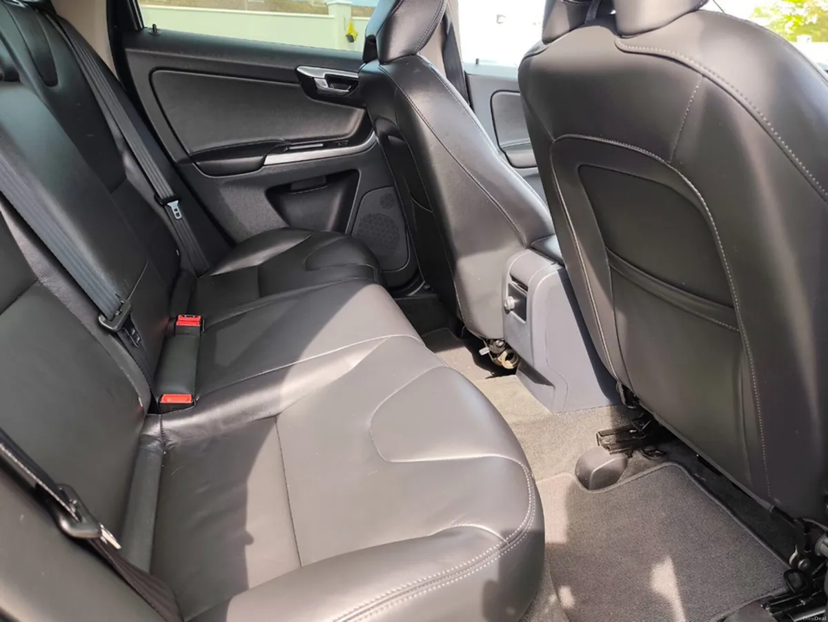 Volvo XC60 SE NAV D4 2.0 TD B4 R-DESIGN MHEV 197BH - Image 6