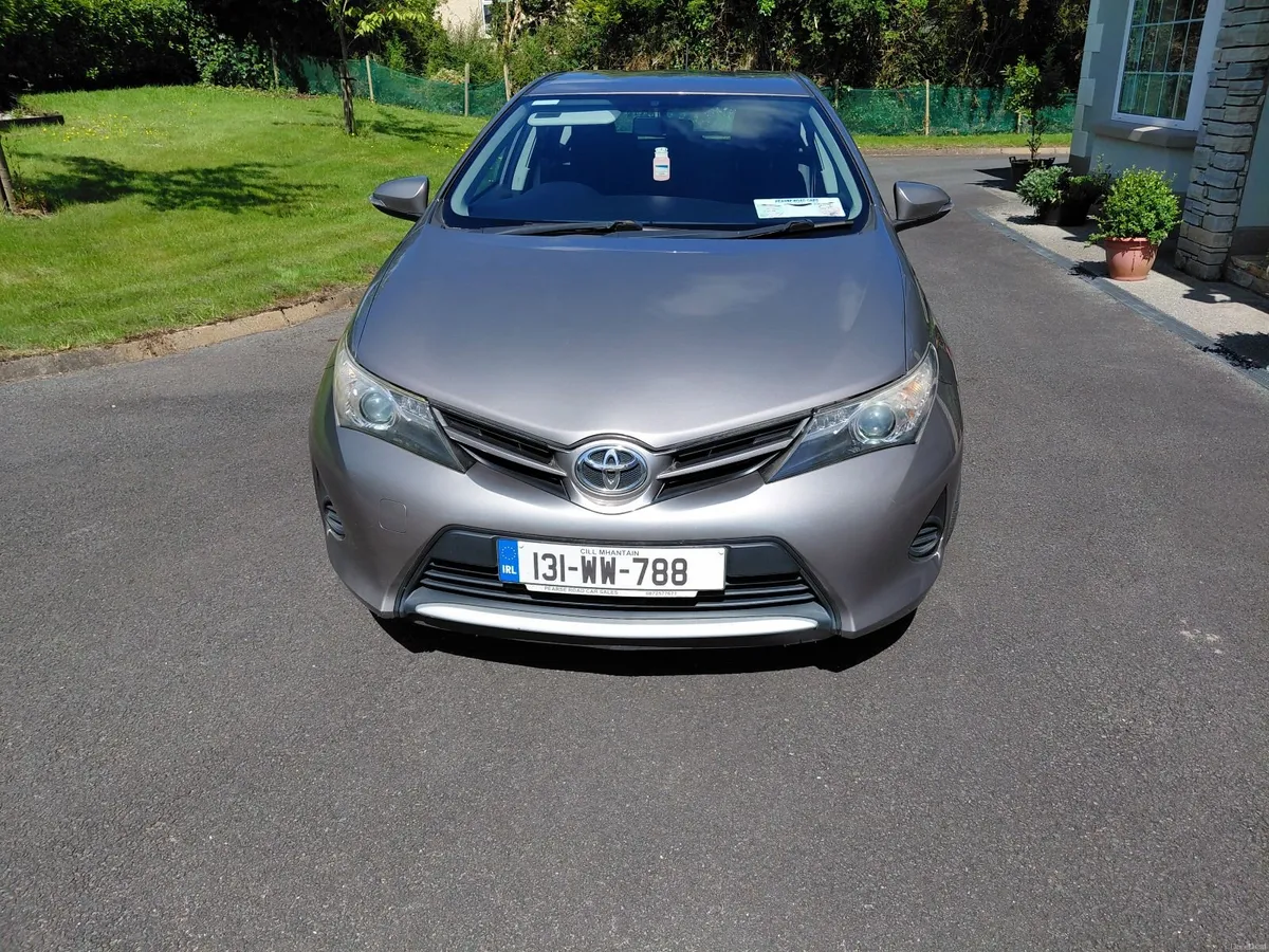 Toyota Auris 2013 - Image 2