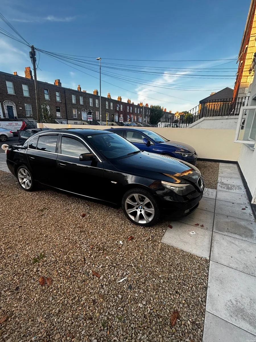 BMW 5-Series 2009 - Image 2