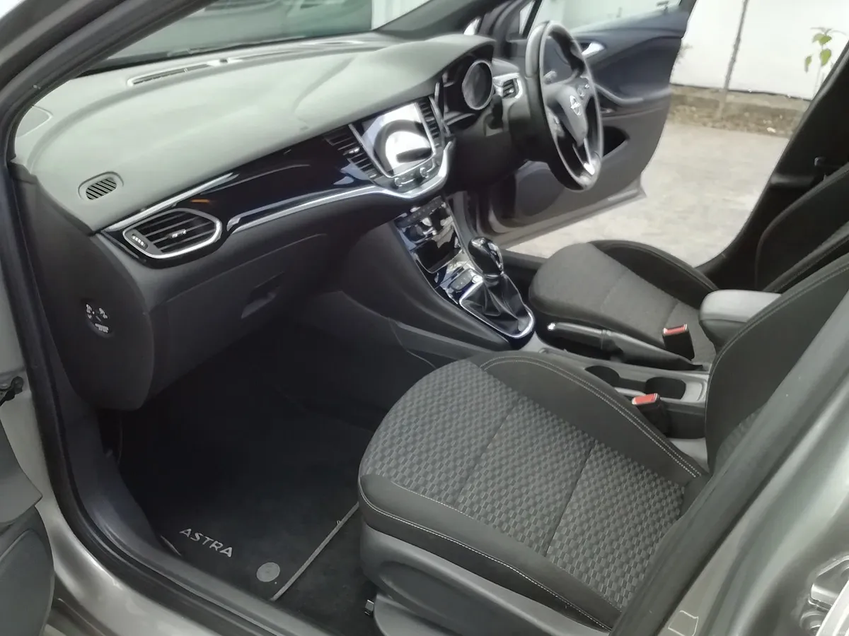 Opel Astra 2017 - Image 2