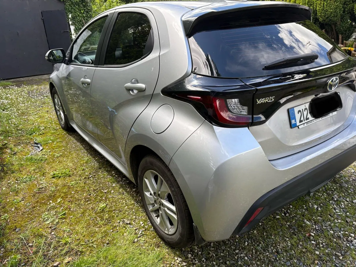 Toyota Yaris HYBRID LUNA 4DR AUTO 1490 cc Grey - Image 4
