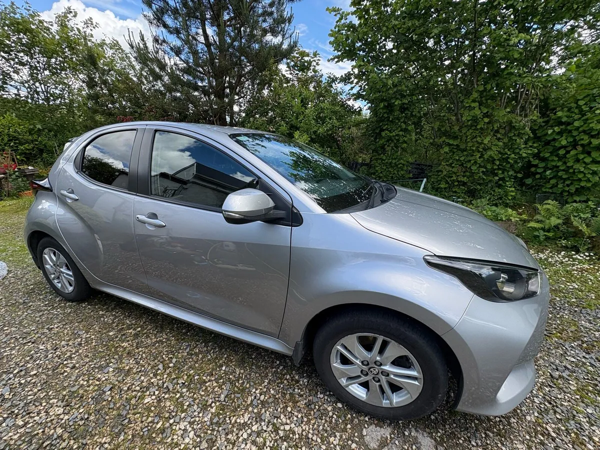 Toyota Yaris HYBRID LUNA 4DR AUTO 1490 cc Grey - Image 2