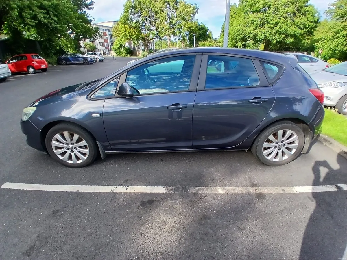 Opel Astra 2010 - Image 2