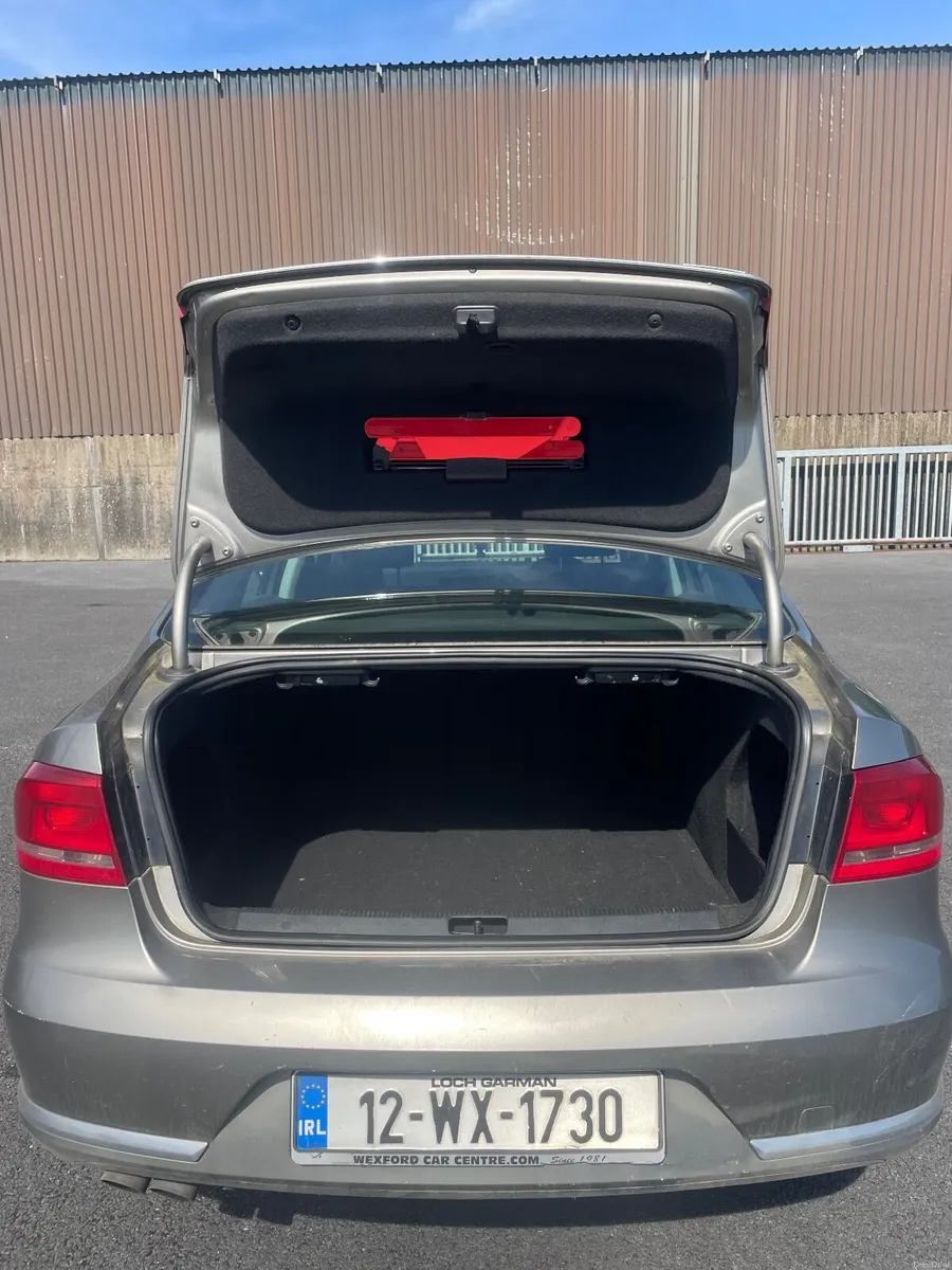 Volkswagen Passat 2012 - Image 2