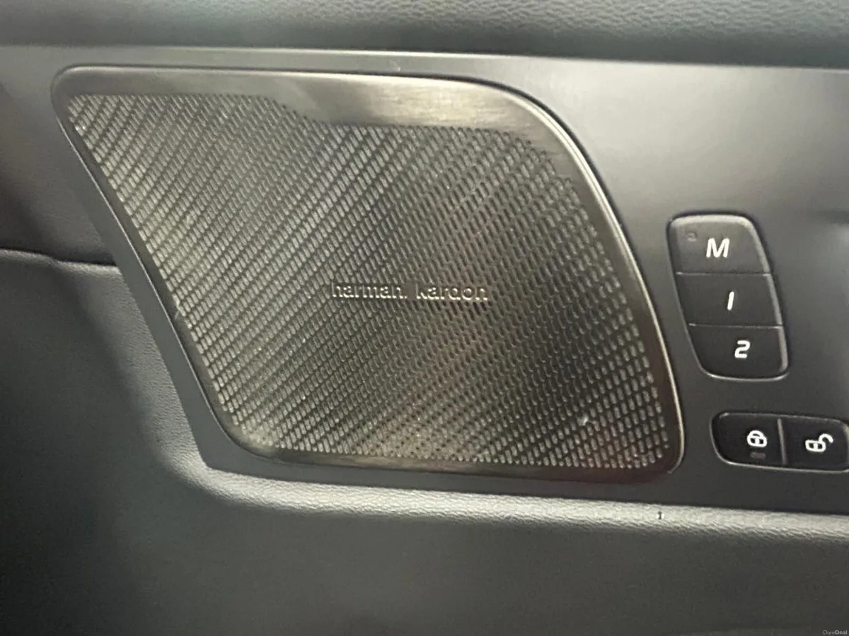 Volvo XC60 2023 Plus ( 2 Year Volvo Warranty ) - Image 5