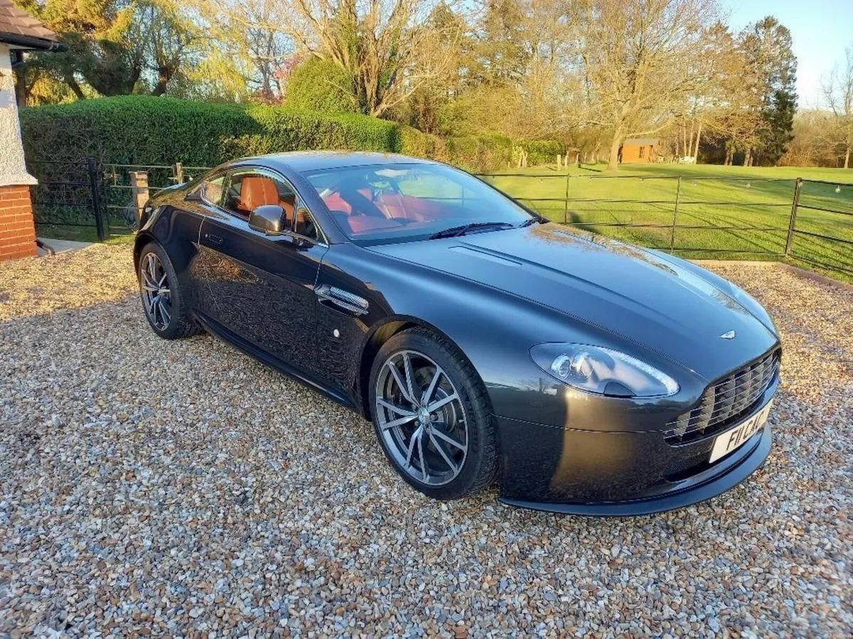Aston Martin Vantage 2010 - Image 1
