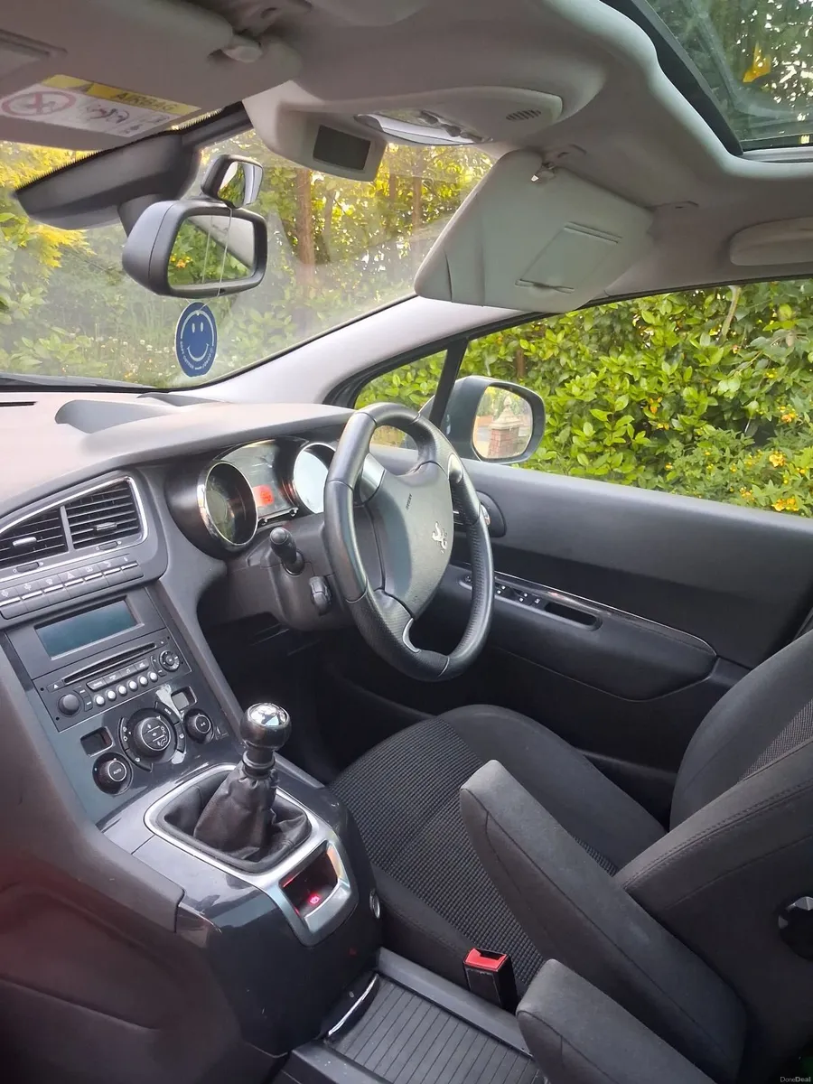 Peugeot 5008 2015 - Image 2