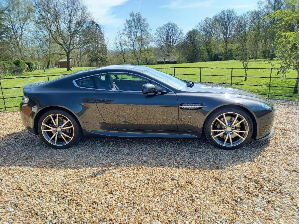 Aston Martin Vantage 2010 - Image 2