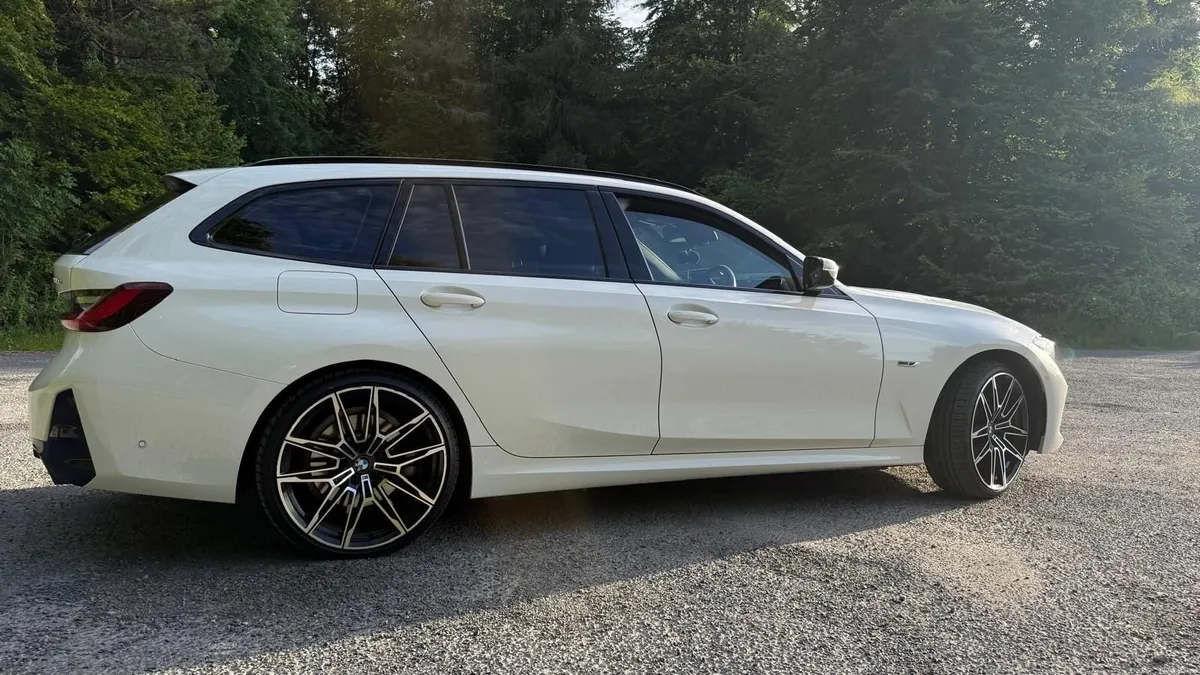 BMW 3-Series 2023 - Image 4
