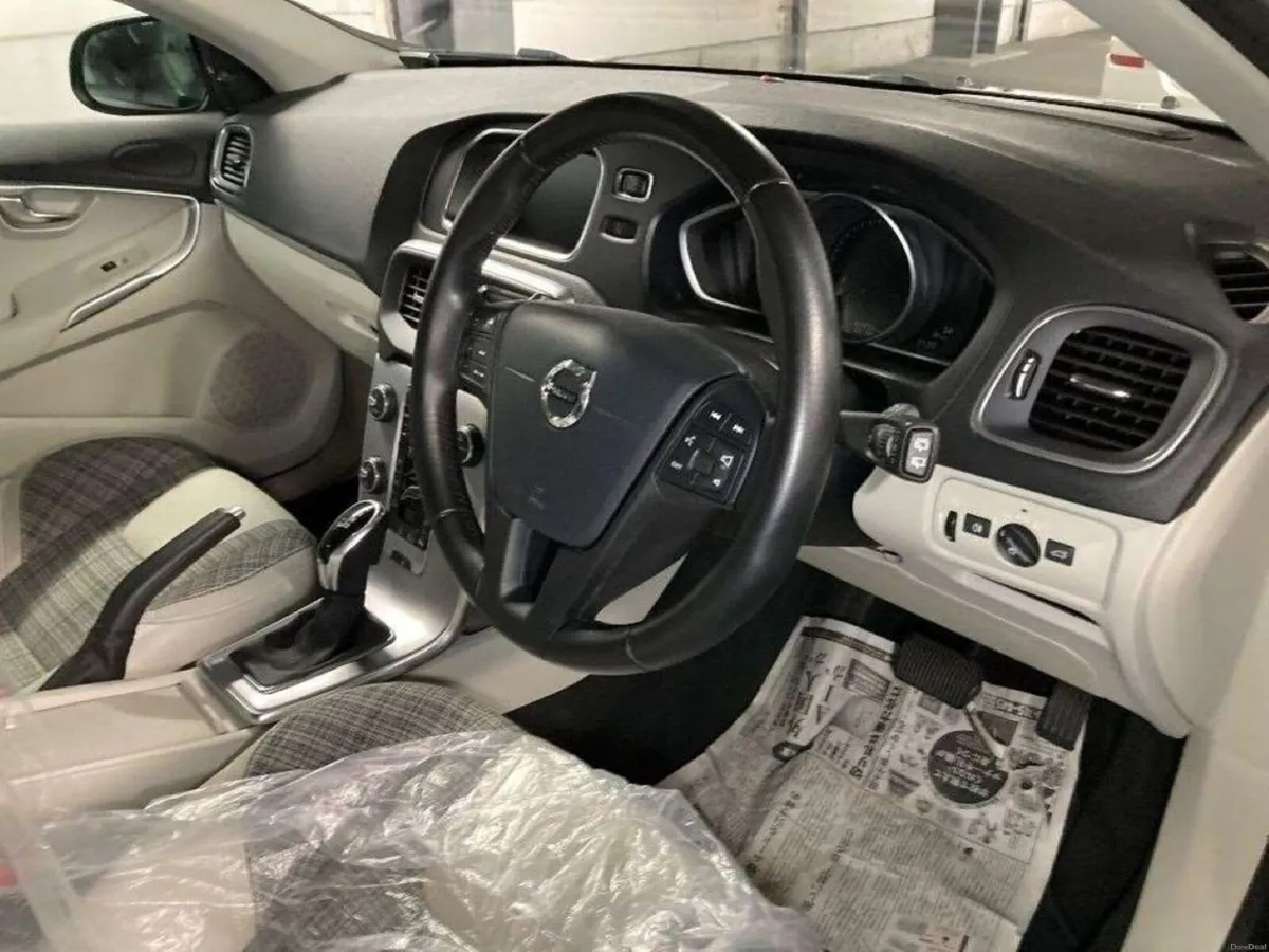 Volvo V40 1.5 AUTOMATIC - CREAM INTERIOR W/HALF LE - Image 3