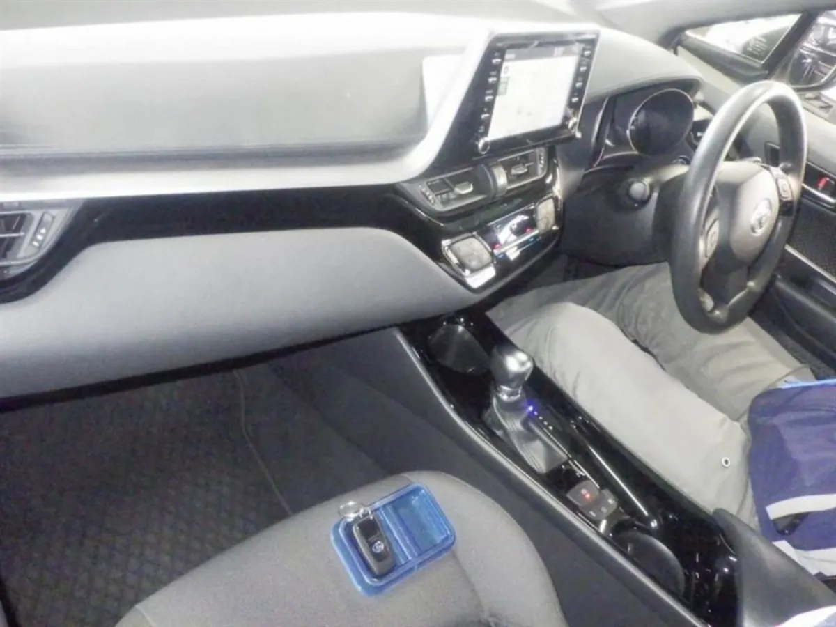 Toyota C-HR 1.8 HYBRID AUTOMATIC SUV - FACELIFT MO - Image 3
