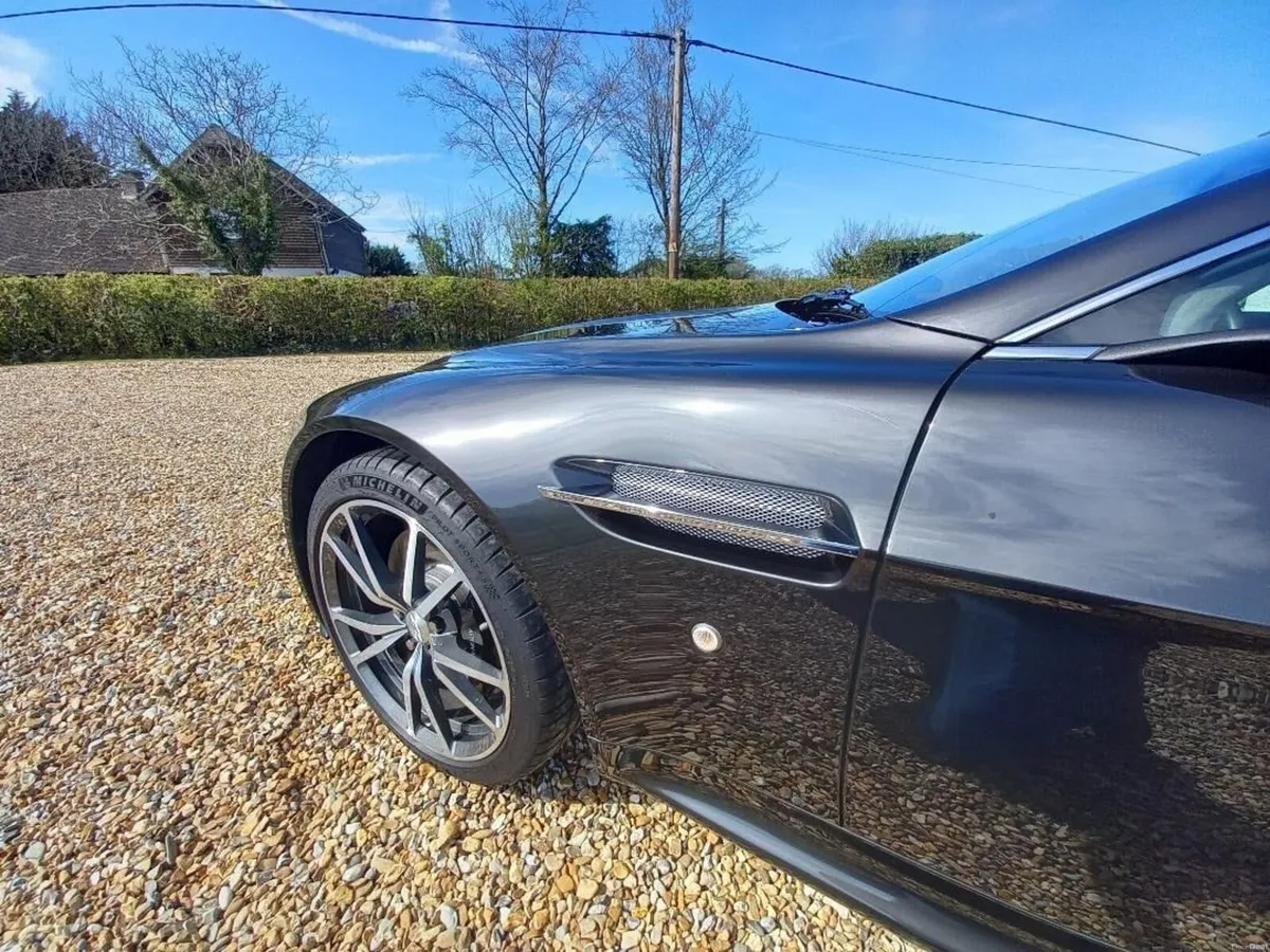 Aston Martin Vantage 2010 - Image 6