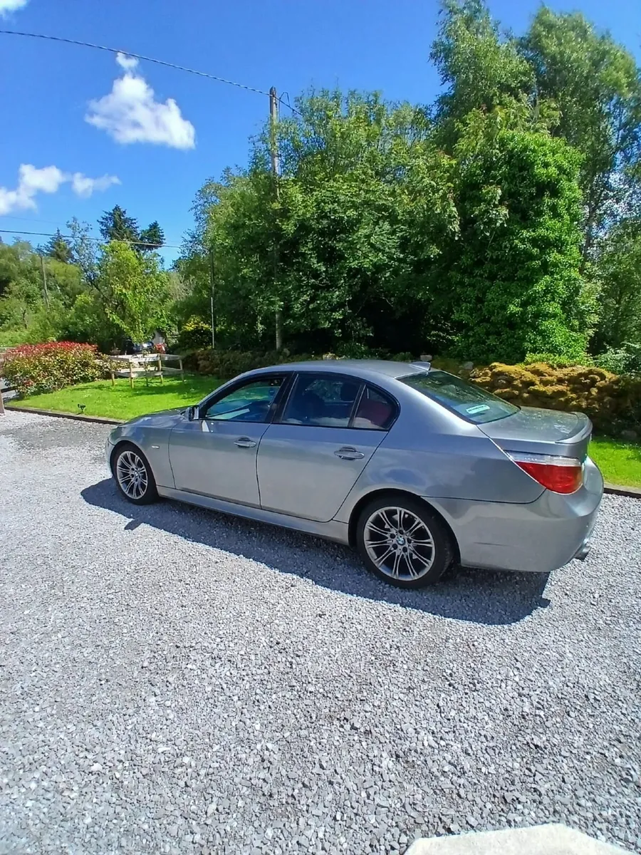 BMW 5-Series 2009 - Image 2