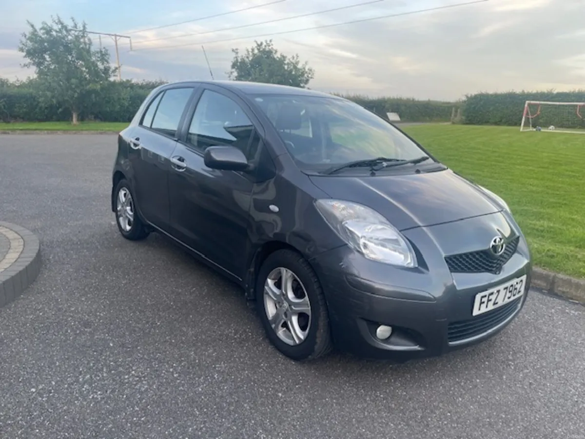 Toyota Yaris 2010 - Image 2