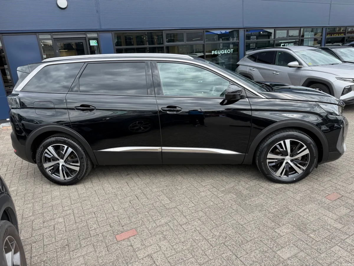2024 Peugeot 5008 Allure Hybrid - Image 3