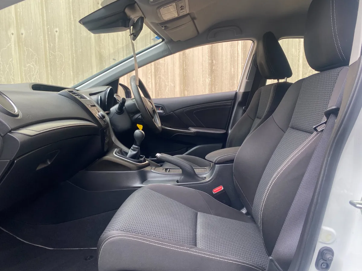 Honda Civic 2015//FINANCE AVAILABLE//LOW KLMS// - Image 4