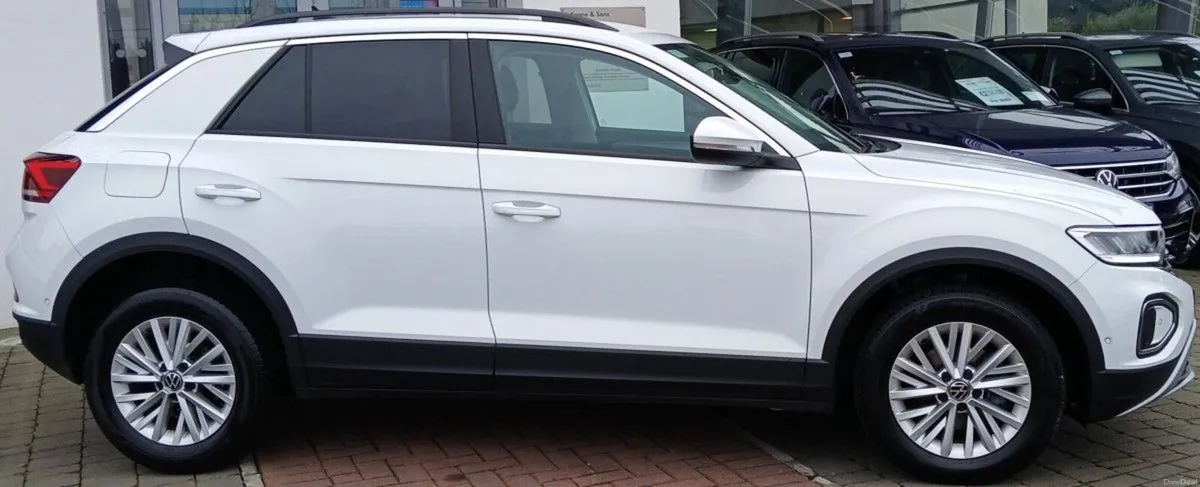 Volkswagen T-Roc Life 2.0 TDI 116HP **REARVIEW CAM - Image 2