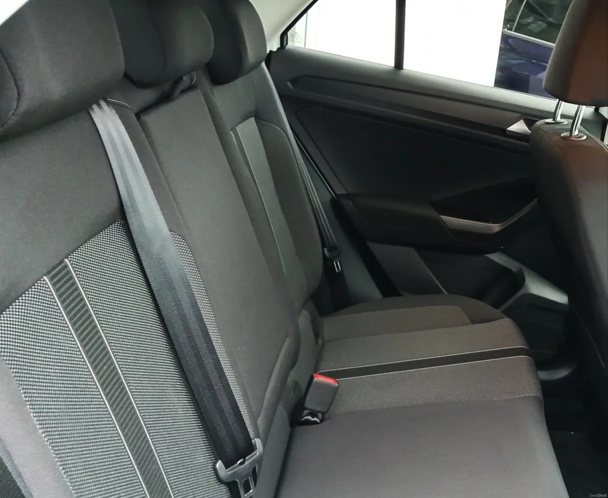 Volkswagen T-Roc Life 2.0 TDI 116HP **REARVIEW CAM - Image 6