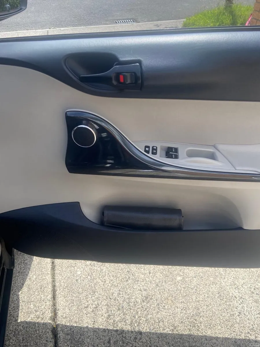 Toyota iQ 2013 - Image 2
