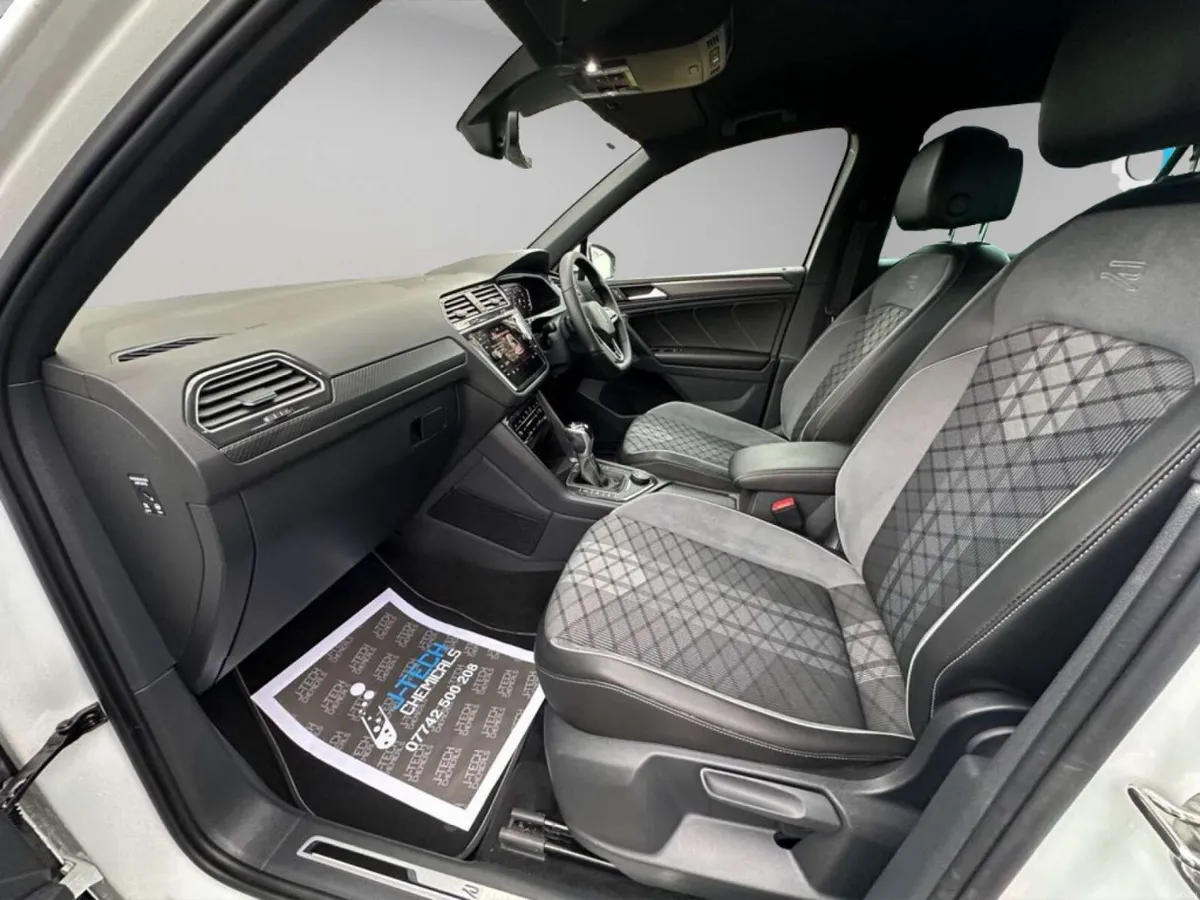 2021 Volkswagen Tiguan R-LINE - Image 4