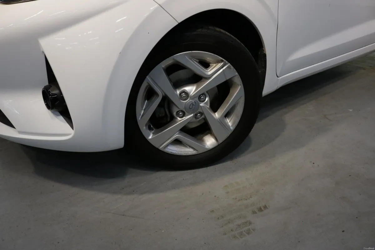 Hyundai i10 AUTOMATIC DELUXE 1.0L PETROL HATCHBACK - Image 3
