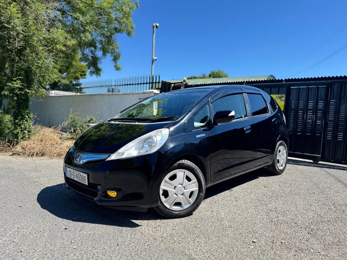 2013 HONDA FIT. LOW MILEAGE. NEW NCT. AUTO 1.3L - Image 1