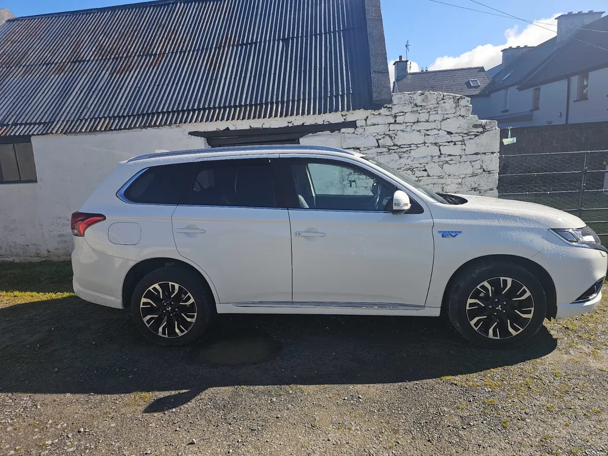 Mitsubishi outlander phev - Image 4