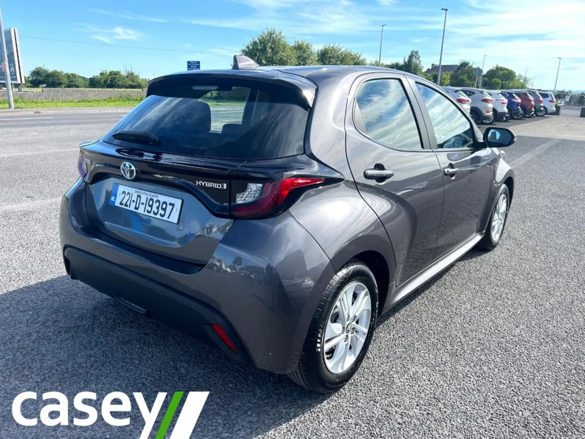 Toyota Yaris HYBRID LUNA AUTO 4DR - Image 4